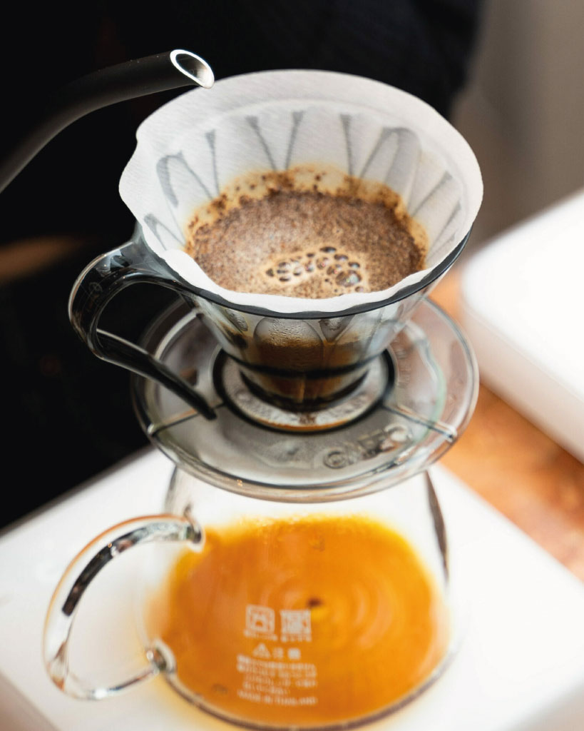 Préparation du café avec un flower dripper - Technique de versement circulaire en méthode douce