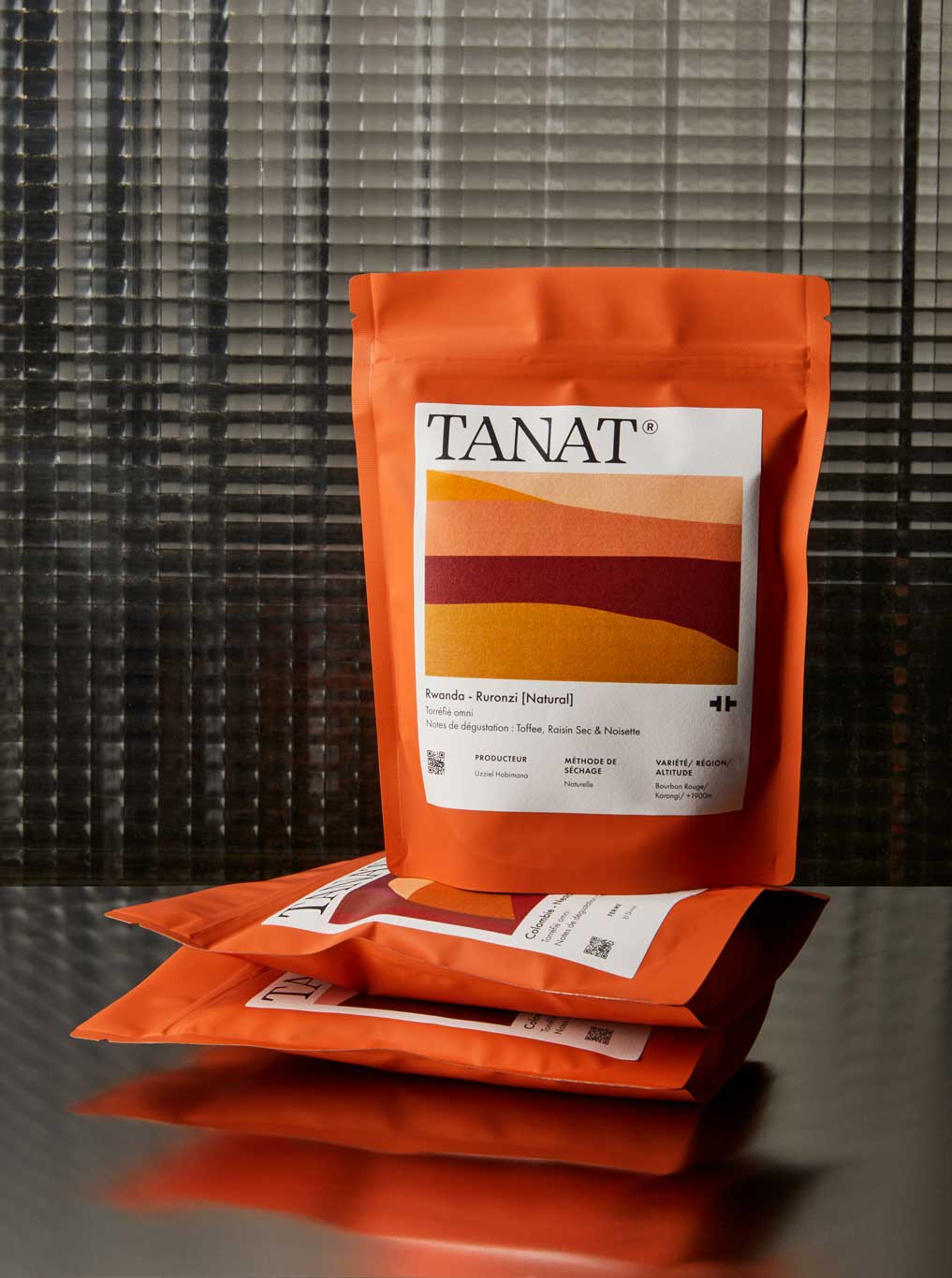 nos paquets de cafés Tanat sur fond sombre et élégant